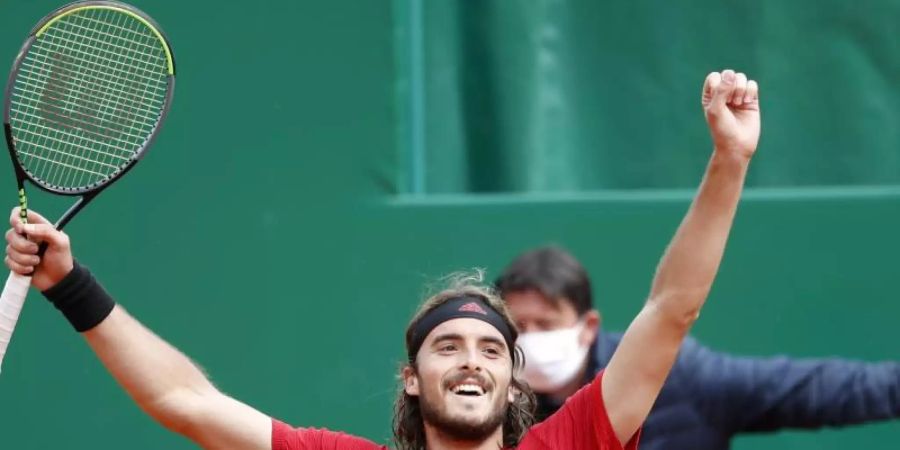 Stefanos Tsitsipas freut sich über seinen Sieg. Foto: Jean-Francois Badias/AP/dpa