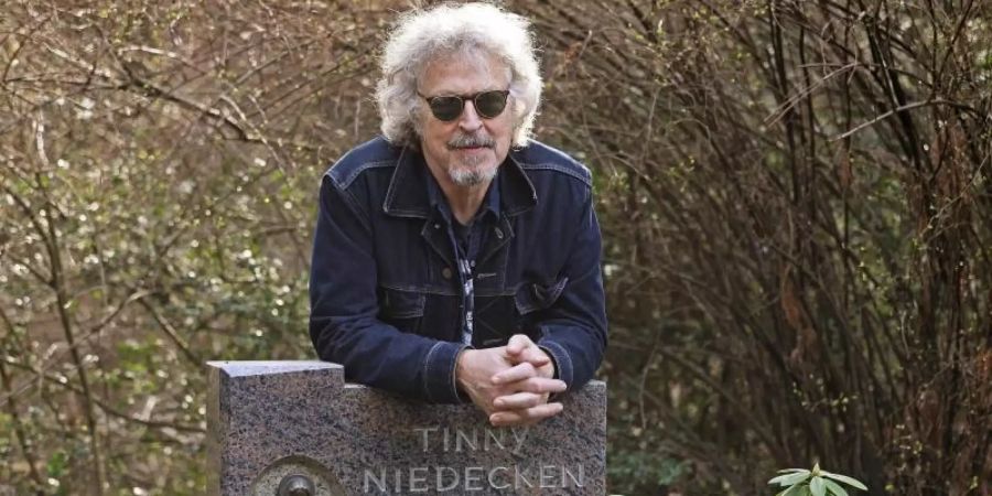 «Verdamp lang her»: Wolfgang Niedecken am Grab seiner Eltern. Jetzt wird der Kölner Musiker 70. Foto: Oliver Berg/dpa
