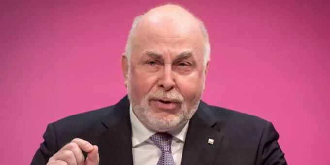 Ulrich Silberbach, Bundesvorsitzender des dbb beamtenbund und tarifunion: «Von der politischen Ebene müssen die Menschen etwas anderes erwarten können als Improvisationstheater.». Foto: Kay Nietfeld/dpa Ulrich Silberbach, Bundesvorsitzender des dbb beamtenbund und tarifunion: «Von der politischen Ebene müssen die Menschen etwas anderes erwarten können als Improvisationstheater.». Foto: Kay Nietfeld/dpa