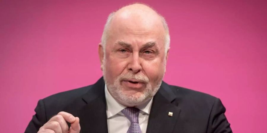 Ulrich Silberbach, Bundesvorsitzender des dbb beamtenbund und tarifunion: «Von der politischen Ebene müssen die Menschen etwas anderes erwarten können als Improvisationstheater.». Foto: Kay Nietfeld/dpa