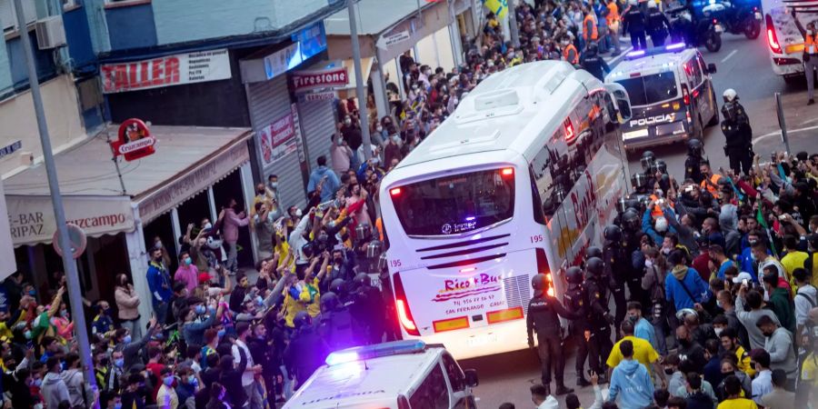 Der Mannschaftsbus von Real Madrid wird von den wütenden Fans des FC Cadiz empfangen.