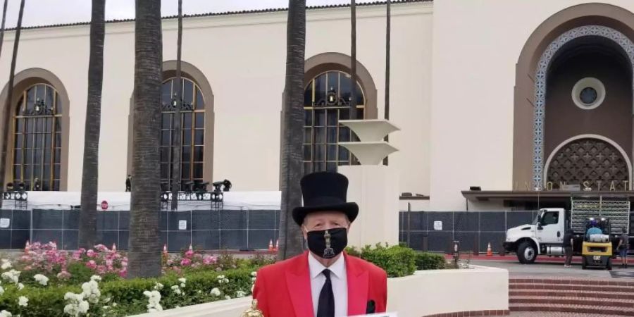 Gregg Donovan, bekannt als «Botschafter von Hollywood», vor dem Union Station Bahnhofsgebäude, einem Standort der Oscar Verleihung 2021 in Los Angeles. Foto: Gregg Donovan/privat/dpa