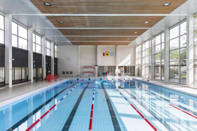 Hallenbäder haben in der Schweiz seit dem 19. April 2021 auch für die Öffentlichkeit wieder geöffnet. Hallenbad