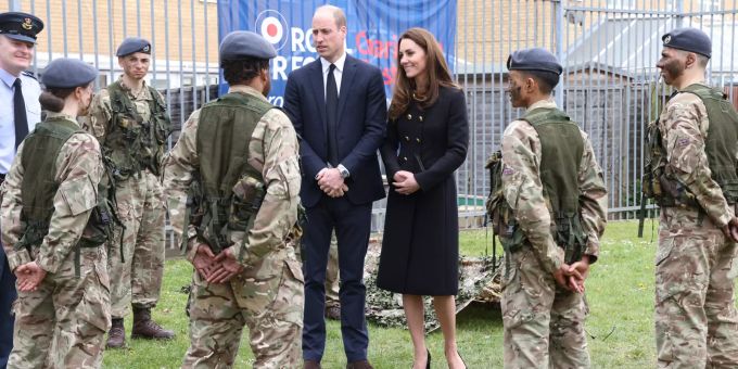 Kate, Herzogin von Cambridge, und Prinz William, Herzog von Cambridge, sprechen mit den Kadetten der 282 East Ham Squadron (britische Luftwaffe). kate middleton