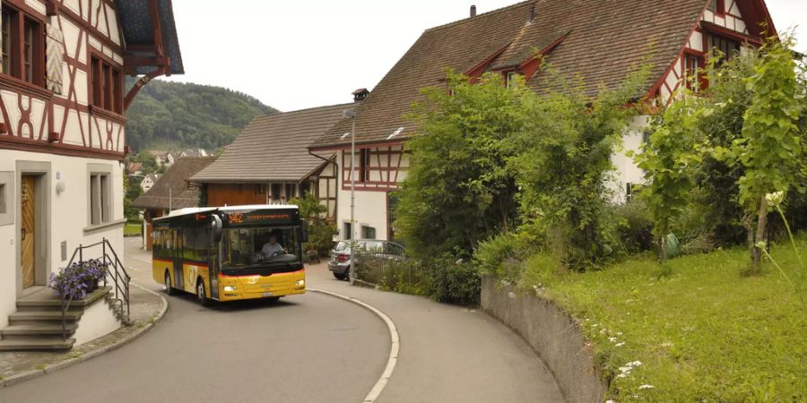 Postautodurchfahrt vor Fachwerkhäusern in Eglisau.