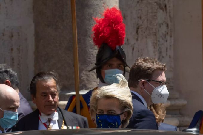 Ursula von der Leyen (M), Präsidentin der Europäischen Kommission, verlässt nach einer Audienz beim Papst den Innenhof von San Damaso im Vatikan. Von der Leyen Papst