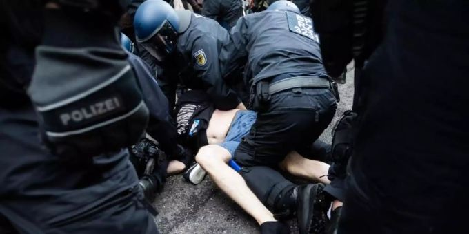 Polizisten nehmen bei einer Kundgebung gegen die Corona-Massnahmen nahe dem Potsdamer Platz einen Mann fest. Foto: Christoph Soeder/dpa Polizisten nehmen bei einer Kundgebung gegen die Corona-Massnahmen nahe dem Potsdamer Platz einen Mann fest. Foto: Christoph Soeder/dpa