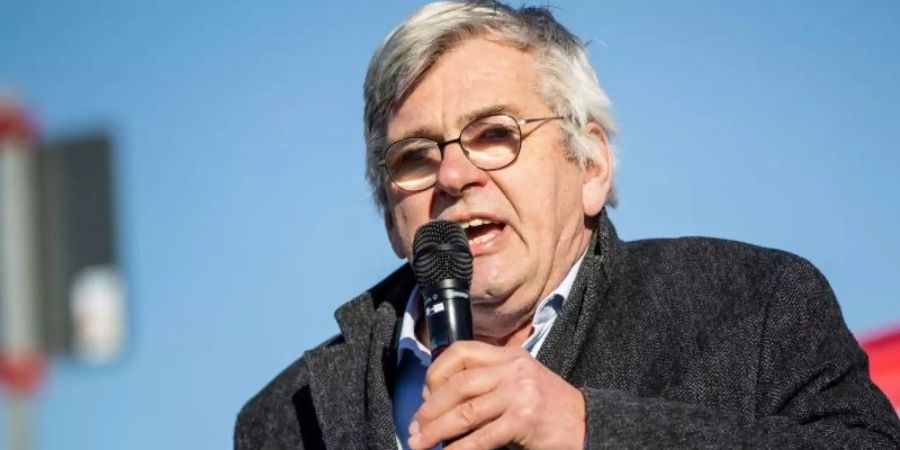 Jörg Hofmann, Vorsitzender der IG Metall, bei einer Protestkundgebung der IG Metall vor dem Syntegon-Firmensitz in Crailsheim. Foto: Christoph Schmidt/dpa