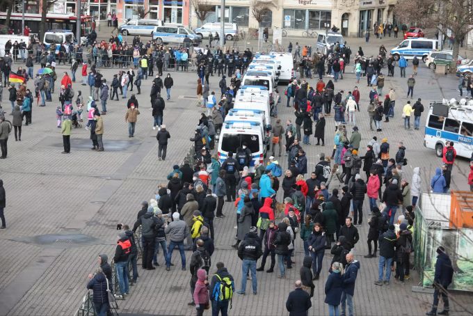 Gegner der Corona-Politik stehen bei einer Demonstration auf dem Domplatz. Nach Angaben der Stadt sind 500 Teilnehmer von «Querdenken-361 Erfurt» für eine Kundgebung auf dem Erfurter Domplatz angemeldet. Foto: Bodo Schackow Demonstration der Gegner der Corona-Politik - Erfurt