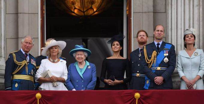 Der britische Thronfolger Prinz Charles (l-r), Herzogin Camilla, die britische Königin Elizabeth II., Herzogin Meghan, Prinz Harry, Prinz William und Herzogin Kate stehen auf dem Balkon des Britische Königsfamilie