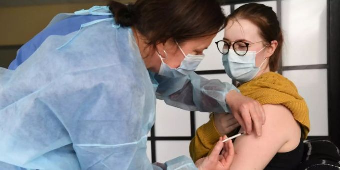 In Österreich gilt seit Kurzem eine Impfpflicht wegen des Coronavirus. Nun ist die erste Verfassungsbeschwerde dagegen eingegangen. Coronavirus