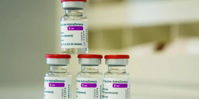 Spritzen und Ampullen mit dem Covid-19 Impfstoff des schwedisch-britischen Pharmakonzerns Astrazeneca. Impfung