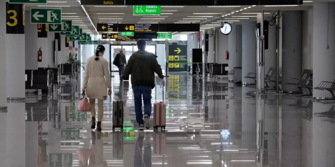 Fluggäste kommen am Flughafen an. Nach der Aufhebung der Reisewarnung für Mallorca ziehen die Flugbuchungen für die Lieblingsinsel der Deutschen deutlich an. Coronavirus - Spanien