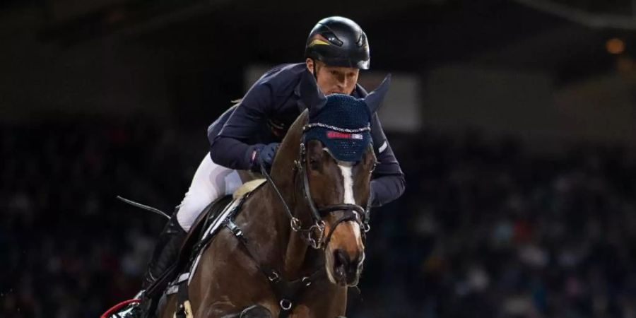 Hat im Grossen Preis zum Abschluss des internationalen Reitturniers in Mannheim gewonnen: Michael Jung. Foto: Sebastian Gollnow/dpa