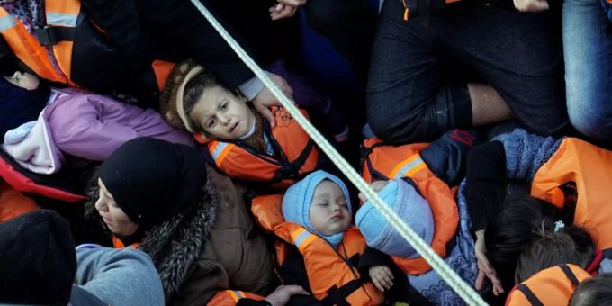 Flüchtlinge auf Boot im Mittelmeer Flüchtlinge auf Boot im Mittelmeer