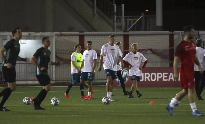 Die Spieler von Norwegen protestieren vor dem Gibraltar-Spiel. Auch sie werden von der FIFA nicht bestraft. Norwegen FIFA