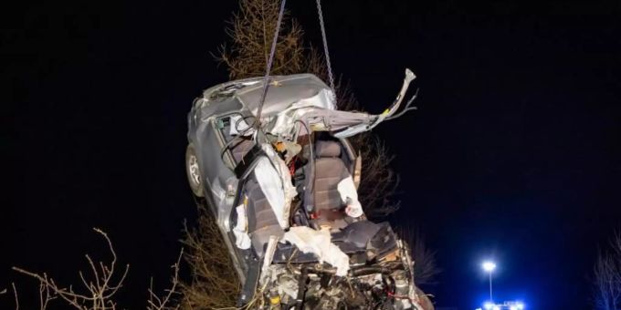 Feuerwehrleute auf der B156 im Einsatz. Drei Menschen starben. Foto: Fmt-Pictures/Wolfgang Moser-Eng/APA/dpa Feuerwehrleute auf der B156 im Einsatz. Drei Menschen starben. Foto: Fmt-Pictures/Wolfgang Moser-Eng/APA/dpa