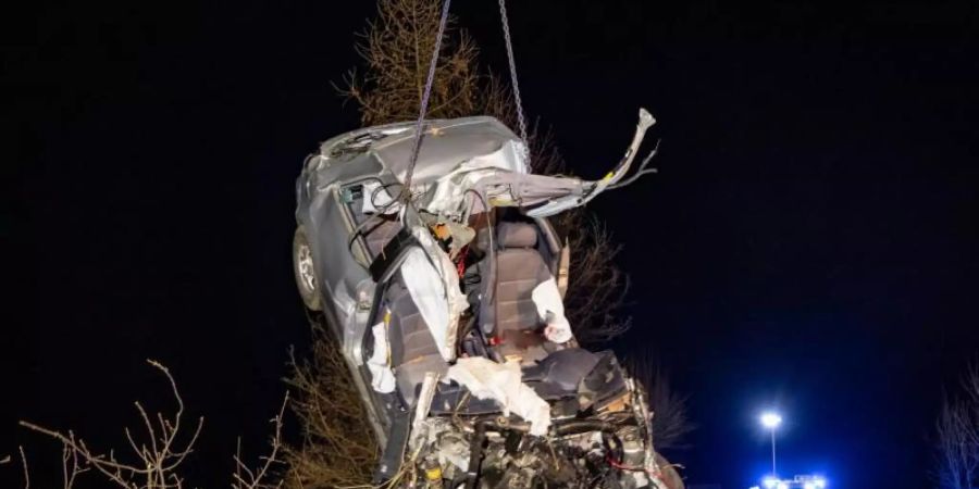 Feuerwehrleute auf der B156 im Einsatz. Drei Menschen starben. Foto: Fmt-Pictures/Wolfgang Moser-Eng/APA/dpa
