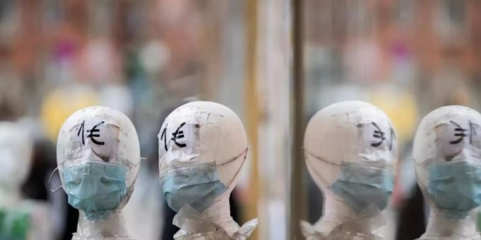 Immer mehr Menschen infizieren sich mit dem Coronavirus. Medizinische Masken sind weiterhin Pflicht. Foto: Christoph Soeder/dpa Immer mehr Menschen infizieren sich mit dem Coronavirus. Medizinische Masken sind weiterhin Pflicht. Foto: Christoph Soeder/dpa