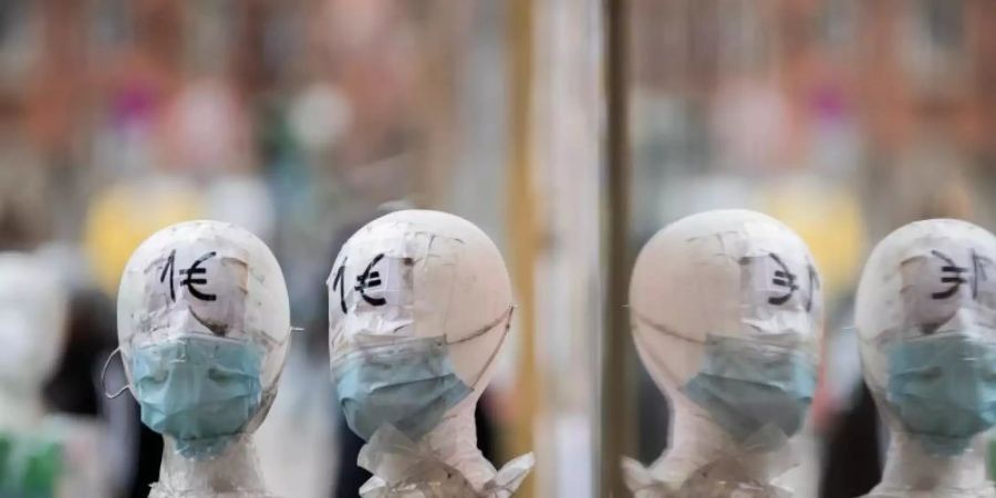 Immer mehr Menschen infizieren sich mit dem Coronavirus. Medizinische Masken sind weiterhin Pflicht. Foto: Christoph Soeder/dpa