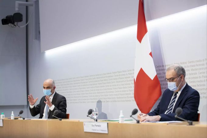Bundesrat Alain Berset spricht neben Bundespräsident Guy Parmelin während einer Medienkonferenz des Bundesrates zur aktuellen Lage im Zusammenhang mit dem Coronavirus. Coronavirus Bundesrat Berset Parmelin