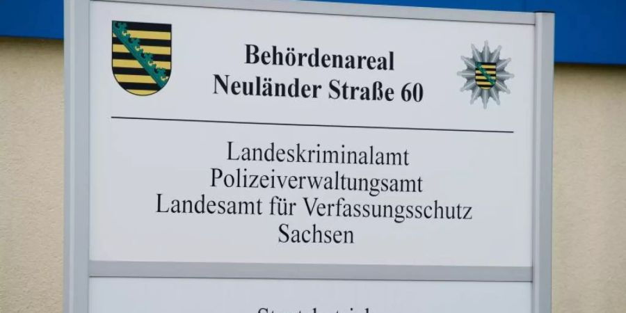 Ein Schild am Haupteingang des Landeskriminalamts Sachsen (LKA). Foto: Sebastian Kahnert/dpa-Zentralbild/ZB