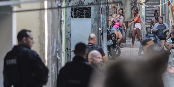 24 Personen kommen beim Einsatz der Polizei im Armenviertel Vila Cruzeiro in Rio de Janeiro ums Leben. brasilien rio polizeieinsatz