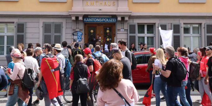 Plus eine Festnahme - Sechs Verzeigungen bei Corona-Demo in Aarau