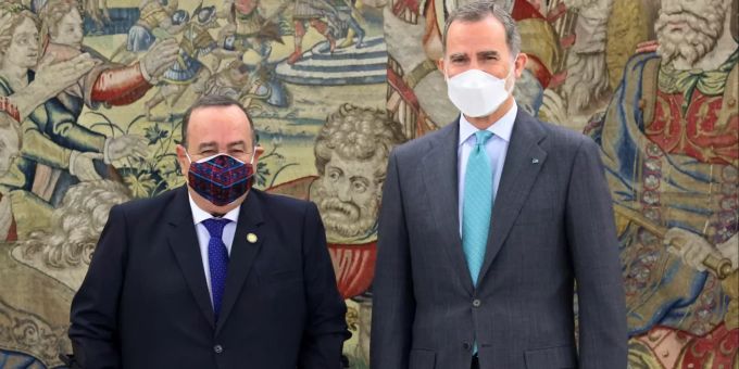 Alejandro Giammattei (L), Präsident von Guatemala, neben Felipe VI., König von Spanien, vor dem bevorstehenden Gipfel der lateinamerikanischen Staats- und Regierungschefs in Andorra. Vor dem Ibero-Amerikanischen Gipfel in Andorra