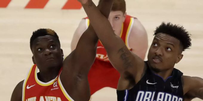 Clint Capela (l) von den Atlanta Hawks sehnt sich nach den Playoffs, Wendell Carter Jr. (r) nach mehr Siege für Orlando Magic. Atlanta Hawks