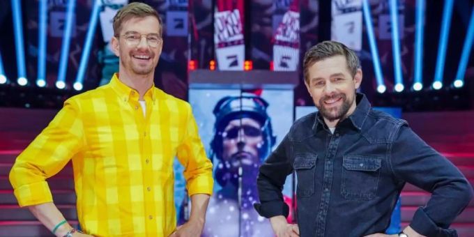 Die Entertainer Joko Winterscheidt (l) und Klaas Heufer-Umlauf in der Kulisse ihrer ProSieben-Show. Foto: Stefan Gregorowius/ProSieben/dpa joko