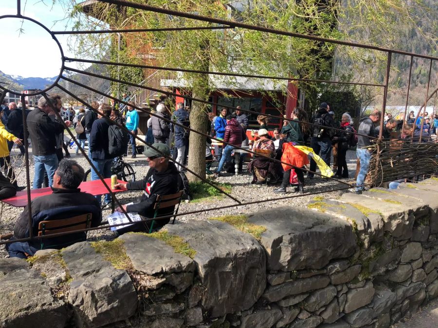 Die Demonstranten versammeln sich in Altdorf UR auf dem Gelände eines Bauernhofs.