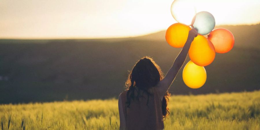 Frau mit Ballons