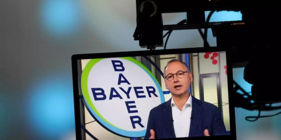 Der Bayer-Vorstandsvorsitzende Werner Baumann spricht auf der virtuellen Hauptversammlung des Unternehmens in Leverkusen. Foto: Bayer AG/dpa