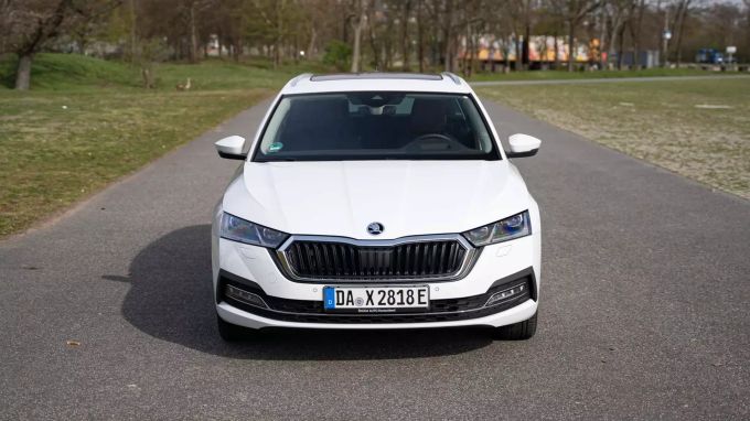 Auch in der kleinsten Hybrid-Version mit 204PS sprintet der Octavia iV dank E-Boosts souverän nach vorne Skoda Octavia Combi iV