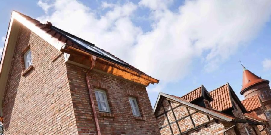 In dem ehemaligen Trafohäuschen am Kalkberg in Bad Segeberg entsteht ein sehr kleines Hotel, das zu dem Ensemble neben dem Hotel im Wasserturm gehört. Foto: Christian Charisius/dpa