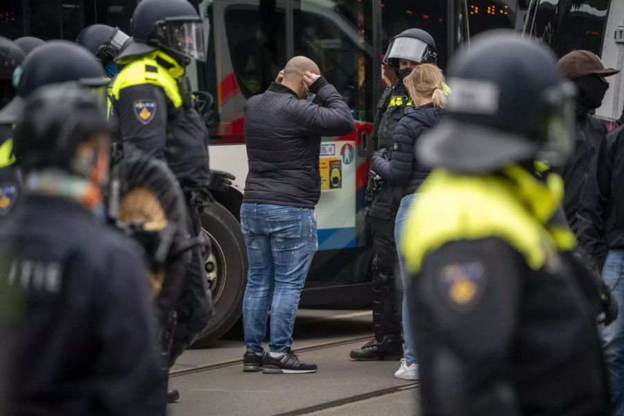 Zuvor wurden ihnen Schutzmasken verteilt.