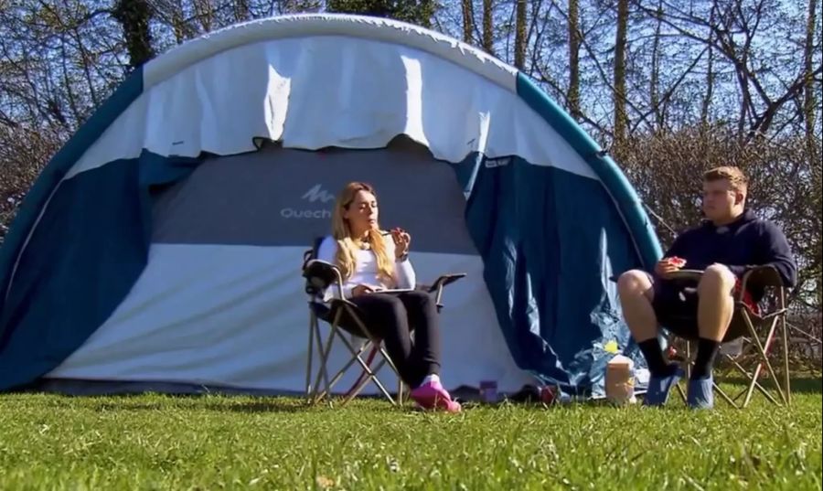 Picknick vor dem Zelt statt all-Inclusive: Julian und Michelle müssen sich an die neue Situation gewöhnen.