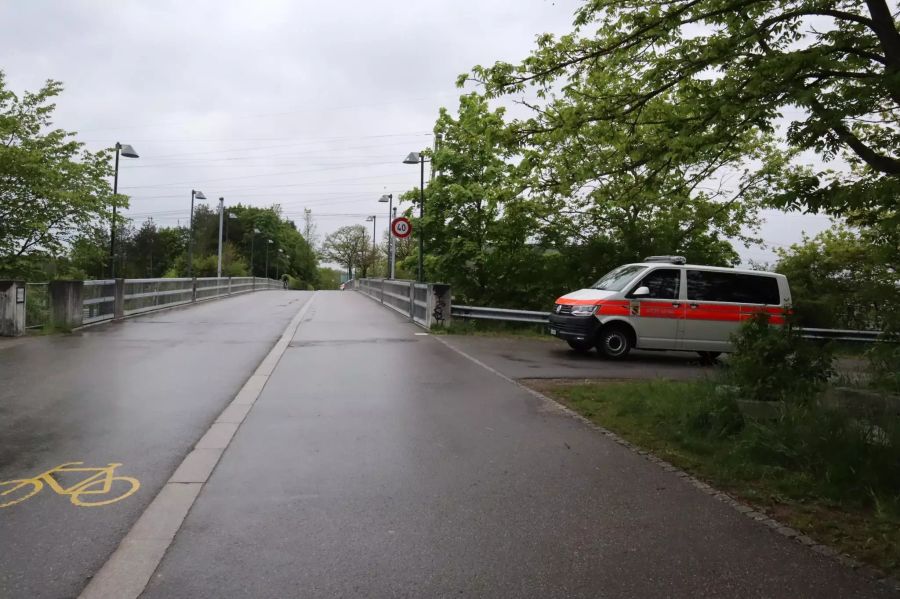 Die Polizei bringt sich bei der Raststätte Grauholz BE in Position.