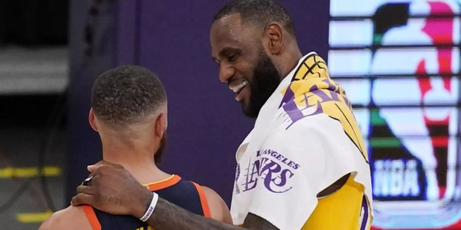 Superstars unter sich: LeBron James (r) und Stephen Curry nach dem Lakers-Sieg gegen die Golden State Warriors. Foto: Mark J. Terrill/AP/dpa