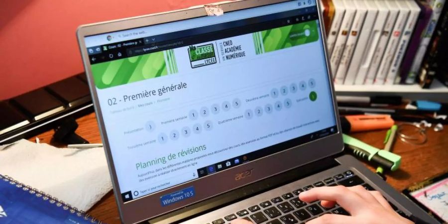 Eine Gymnasiastin macht in Frankreich Hausaufgaben über die staatliche Website des Nationalen Zentrums für Fernunterricht. Foto: Alain Jocard/AFP/dpa
