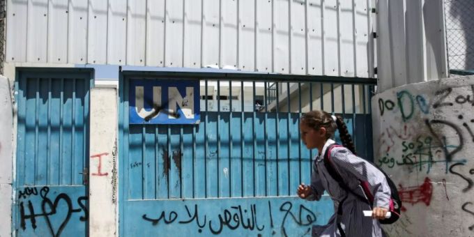 Ein Mädchen vor der UNRWA-Schule im Westjordanland. (Archivbild) Mädchen vor UNRWA-Schule im Westjordanland