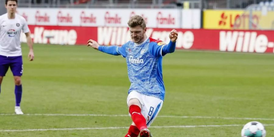 Alexander Mühling erzielt per Strafstoss das Tor des Tages für Holstein Kiel. Foto: Frank Molter/dpa