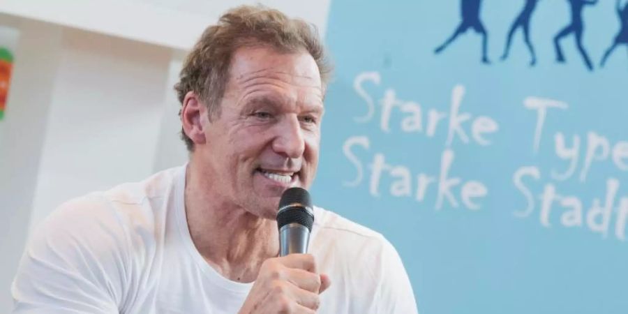 Schauspieler Ralf Moeller schwört auf vegane Ernährung. Foto: Julian Stratenschulte/dpa