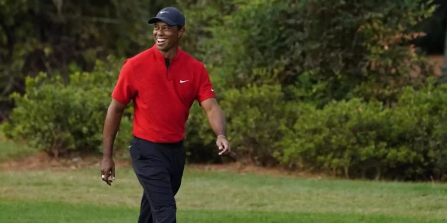 Rotes Shirt, schwarze Hose: Das traditionelle Outfit von Tiger Woods a einem Finaltag. Foto: Matt Slocum/AP/dpa