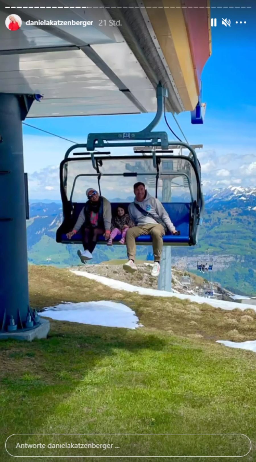 Daniela und Ehemann Lucas geniessen eine Sessellift-Fahrt mit ihrer Tochter Sophia (5).