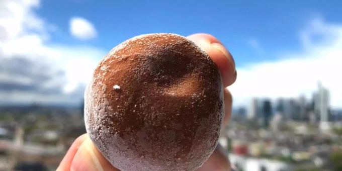 Eine Kugel Mochi-Eis «Little Moons». Die Reismehlteigkugel verbindet japanische mit italienischer Dessertküche. Foto: Gregor Tholl/dpa-Zentralbild/dpa Eine Kugel Mochi-Eis «Little Moons». Die Reismehlteigkugel verbindet japanische mit italienischer Dessertküche. Foto: Gregor Tholl/dpa-Zentralbild/dpa