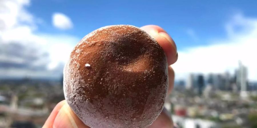 Eine Kugel Mochi-Eis «Little Moons». Die Reismehlteigkugel verbindet japanische mit italienischer Dessertküche. Foto: Gregor Tholl/dpa-Zentralbild/dpa