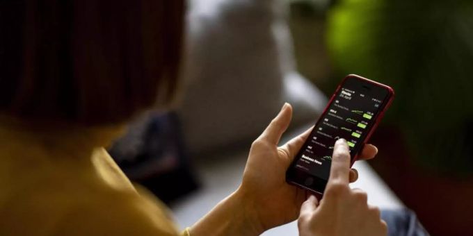 Ein neues Öko-Rating für Smartphones setzt sich aus insgesamt fünf Kategorien zusammen: Langlebigkeit, Reparaturfähigkeit, Recyclefähigkeit, Klimaverträglichkeit und Ressourcenschonung. Foto: Fabian Sommer/dpa Ein neues Öko-Rating für Smartphones setzt sich aus insgesamt fünf Kategorien zusammen: Langlebigkeit, Reparaturfähigkeit, Recyclefähigkeit, Klimaverträglichkeit und Ressourcenschonung. Foto: Fabian Sommer/dpa