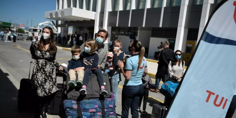 Deutsche Touristen am Flughafen von Kreta